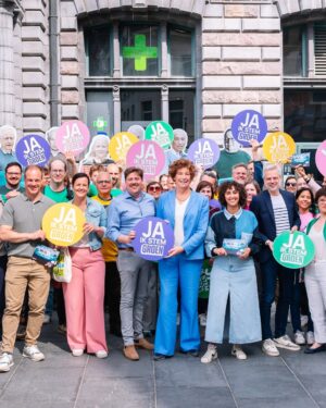 Petra De Sutter Instagram - Als kiezer heb je de kaarten in handen: wie stemt voor Groen, die stemt voor progressieve samenwerking.

Vandaag hebben we in Antwerpen de laatste dagen van de verkiezingscampagne ingezet. Elke stemt telt.

De volgende regering zal rechts en conservatief zijn en besparen op gewone mensen en op de klimaatambities, óf ze zal progressief zijn. Met een eerlijk klimaatbeleid dat het geld haalt waar het zit: bij de extreemrijken en grote vervuilers.

Groen is de enige partij die garant staat voor progressief beleid.
Nog 4 dagen alles geven!