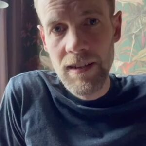 Petra De Sutter Instagram - Net als velen onder jullie ben ik al zo lang fan van @wannes.cappelle, frontman van de geweldige band @hetzesdemetaal. Zijn steunbetuiging aan mij betekent dan ook heel veel. We gaan samen voor een warmere, meer rechtvaardige samenleving. Merci Wannes! 💚🙏 #teamPetra