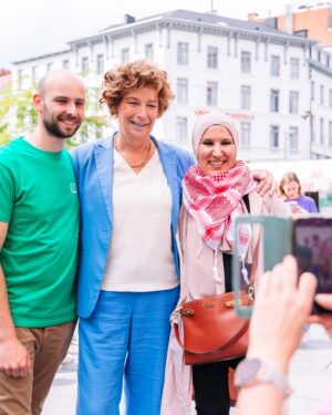 Petra De Sutter Instagram - Als kiezer heb je de kaarten in handen: wie stemt voor Groen, die stemt voor progressieve samenwerking.

Vandaag hebben we in Antwerpen de laatste dagen van de verkiezingscampagne ingezet. Elke stemt telt.

De volgende regering zal rechts en conservatief zijn en besparen op gewone mensen en op de klimaatambities, óf ze zal progressief zijn. Met een eerlijk klimaatbeleid dat het geld haalt waar het zit: bij de extreemrijken en grote vervuilers.

Groen is de enige partij die garant staat voor progressief beleid.
Nog 4 dagen alles geven!
