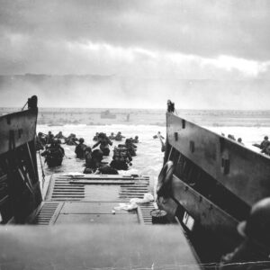 Petra De Sutter Instagram - Dag op dag 80 jaar geleden, vielen de geallieerden Normandië binnen. #DDay betekende het begin van het einde van de Tweede Wereldoorlog. In totaal vielen bij de bevrijding van Europa meer dan 200.000 doden.

Georgette Patrix is 93, op D-Day was ze amper 14. Ze woont aan de kust van Normandië en getuigt: “Ik hoop dat onze jongeren dit nooit zullen meemaken. Want oorlog is vreselijk. We herdenken nu 80 jaar D-Day, maar dit hangt ons allemaal weer boven het hoofd. Het doet me pijn als ik op tv beelden van oorlog zie, of het nu in Oekraïne is of in Israël en Gaza. Dat doet pijn."

In Nederland mogen ze vandaag al hun stem uitbrengen voor de Europese verkiezingen. Symbolischer kan het haast niet.

Zondag schrijven we mee onze toekomst. Wordt het een stem voor vrede?

#9juni is ook een verkiezing waar Europa de keuze gaat maken tussen vrijheid en democratie of terug de weg van extreemrechts gaat bewandelen. Heeft Europa lessen getrokken uit het verleden of niet?