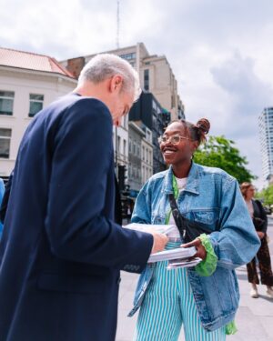 Petra De Sutter Instagram - Als kiezer heb je de kaarten in handen: wie stemt voor Groen, die stemt voor progressieve samenwerking.

Vandaag hebben we in Antwerpen de laatste dagen van de verkiezingscampagne ingezet. Elke stemt telt.

De volgende regering zal rechts en conservatief zijn en besparen op gewone mensen en op de klimaatambities, óf ze zal progressief zijn. Met een eerlijk klimaatbeleid dat het geld haalt waar het zit: bij de extreemrijken en grote vervuilers.

Groen is de enige partij die garant staat voor progressief beleid.
Nog 4 dagen alles geven!