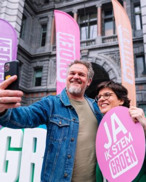 Petra De Sutter Instagram - Als kiezer heb je de kaarten in handen: wie stemt voor Groen, die stemt voor progressieve samenwerking.

Vandaag hebben we in Antwerpen de laatste dagen van de verkiezingscampagne ingezet. Elke stemt telt.

De volgende regering zal rechts en conservatief zijn en besparen op gewone mensen en op de klimaatambities, óf ze zal progressief zijn. Met een eerlijk klimaatbeleid dat het geld haalt waar het zit: bij de extreemrijken en grote vervuilers.

Groen is de enige partij die garant staat voor progressief beleid.
Nog 4 dagen alles geven!