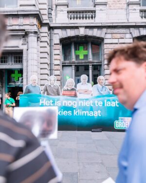 Petra De Sutter Instagram - Als kiezer heb je de kaarten in handen: wie stemt voor Groen, die stemt voor progressieve samenwerking.

Vandaag hebben we in Antwerpen de laatste dagen van de verkiezingscampagne ingezet. Elke stemt telt.

De volgende regering zal rechts en conservatief zijn en besparen op gewone mensen en op de klimaatambities, óf ze zal progressief zijn. Met een eerlijk klimaatbeleid dat het geld haalt waar het zit: bij de extreemrijken en grote vervuilers.

Groen is de enige partij die garant staat voor progressief beleid.
Nog 4 dagen alles geven!