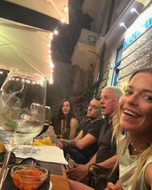 Petra Marklund Instagram - Jag är fulladdad och har hängt med min slovenska släkt som jag inte träffat på länge. Underbart att alla vi fick ses igen♥️♥️och fira dig mamma! 70!! Älskar dig ofantligt och är så tacksam för dig!!

Och turnén fortsätter! Nästa stopp blir i Västra Näshulta! Det här ser jag jättemycket fram emot! Har aldrig varit! 5 juli ses vi där!!👋👋🪇🪇🪇🪇 #näshultakulturdagar