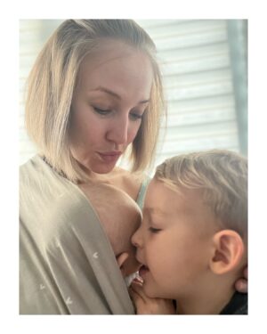 Petra Vojtková Instagram - “Mam tě lád buáško”…nejčastější Nathánkova věta Vincentovi. Někdy rychlovka ve spěchu, někdy, když se mazlíčkujeme. Jeho mozeček ještě nemá míru, takže někdy přiběhne a moc rychle ho pohladí, moc silně mu lípne pusu, moc silně ho pohoupá-někdy je prostě moc. Ale vím, že je to v dobré víře. I on hned zjistí, že to bylo moc, podle Viňovi reakce. Já se ho snažím prvně pochválit, že rozdává lásku a má Vinýho tak rád a až pak mu vysvětluju, jak to udělat příště jemněji, opatrněji. Někdy to dělám opačně a vím, že by to mělo být obráceně, nj, to když se leknu. Ale každý den se snažím vidět to všechno jeho očima. Dětskýma, nevinnýma, protože mít mladšího bráchu je sice krásný, ale někdy pro něj náročný🙏🤍🙏
#bracha #brachallenge #loveislove
