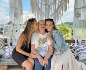 Petra Vojtková Instagram - Jedna máma-> dvě dcery 👩‍👧‍👧
Dvě dcery-> obě mámy 👩‍👦‍👦a👩‍👧
Všechny jsme teď milující maminky.
Krásný den matek, milůváme se🤍
#denmatek