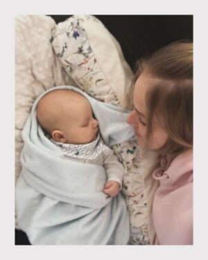 Petra Vojtková Instagram - Vincent🤍
Často se mě ptáte, jestli spinká v noci, jestli je hodný atd.
Tu první otázku (nevím, jak vy) nikdy moc nechápu…jakoby někdo čekal, že bude novorozeně spát celou noc…jasně, že spinká v noci😉 jen se budí na kojení cca po 2,5h. Napapká se a usne🥰 A jestli je hodný? Všechna miminka jsou přece hodná, takže ano😍 A nejen miminka…i všechny děti jsou hodné. Podle mě mají jen své potřeby a touží, abychom je vyslyšely.
Tahle fotka je z dnešního rána. Neexistuje pro mě líp strávený čas než s těmi, které miluju*🤍*🤍*🤍*

#myson #mylove #besttime #sleeping #momlife #sweetheart