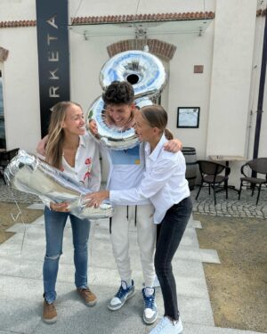 Petra Vojtková Instagram - Až budeš mít 18, tak to brácha zapijeeem…jen mi nedošlo, že mně už tou dobou bude jednou tolik a budu třeba kojit. Neva😂…zašli jsme si na obídek a zapijem třeba kulatiny…tvoje, ségry, moje…ještě bude mraky příležitostí. Tak brácha, teď už seš ofiko dospělej a život je ve tvých rukou, tak opatrně🙏 Užívej si life a přijímej jen positive vibes🤜 zdraví, lásku, štěstíčko💛

#happybirthday #bigbrother #celebration