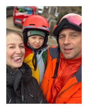 Petra Vojtková Instagram - Jsem nadšenááá, Nathánek letos opravdu lyžoval🎿
Bavilo ho to a to i díky super přístupu @skiresort.cz a instruktora Nicolase. Loni byl taky na lyžích, měl dva roky a bylo to brzo🤷‍♀️ Ale věřím, že to tam v té hlavě někde na letošek zůstalo.

Jo, musela jsem se smát, jméno Nicolas jsem moc chtěla pro kluky a nikdy to neklaplo. A jestli se chcete zasmát víc, jeho druhé jméno bylo Vincent. Byli s Náťou kámoši😉 No, to jsou mi náhody😂 Zima končí a my jsme se rozloučili se ctí. Báječně si ještě užíváme @apartmanysvatyvavrinec ale o tom zítra😉
Tak hezký nedělní večer🥰