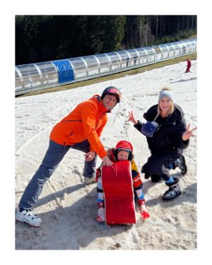 Petra Vojtková Instagram - Jsem nadšenááá, Nathánek letos opravdu lyžoval🎿
Bavilo ho to a to i díky super přístupu @skiresort.cz a instruktora Nicolase. Loni byl taky na lyžích, měl dva roky a bylo to brzo🤷‍♀️ Ale věřím, že to tam v té hlavě někde na letošek zůstalo.

Jo, musela jsem se smát, jméno Nicolas jsem moc chtěla pro kluky a nikdy to neklaplo. A jestli se chcete zasmát víc, jeho druhé jméno bylo Vincent. Byli s Náťou kámoši😉 No, to jsou mi náhody😂 Zima končí a my jsme se rozloučili se ctí. Báječně si ještě užíváme @apartmanysvatyvavrinec ale o tom zítra😉
Tak hezký nedělní večer🥰