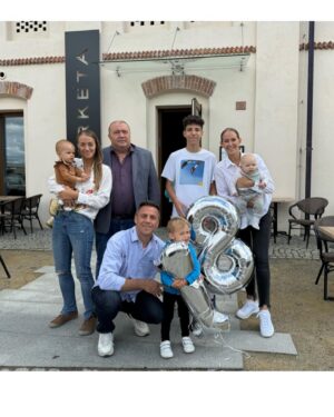Petra Vojtková Instagram - Až budeš mít 18, tak to brácha zapijeeem…jen mi nedošlo, že mně už tou dobou bude jednou tolik a budu třeba kojit. Neva😂…zašli jsme si na obídek a zapijem třeba kulatiny…tvoje, ségry, moje…ještě bude mraky příležitostí. Tak brácha, teď už seš ofiko dospělej a život je ve tvých rukou, tak opatrně🙏 Užívej si life a přijímej jen positive vibes🤜 zdraví, lásku, štěstíčko💛

#happybirthday #bigbrother #celebration