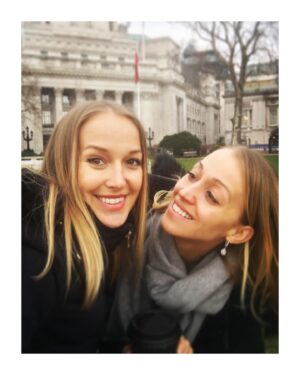 Petra Vojtková Instagram - Jestli někde hledat oporu a lásku, měla by to být rodina. A sourozenecké vztahy jsou podle mě obrovskou životní zkouškou. Člověk vyrůstá, často v jednom pokoji, viď ségra🤪 s druhým člověkem, který je úplně jiný než vy. Touží po všem na světě, jen ne mít pořád za zadkem mladší sestru…viď, ségra🤪
Je to největší ponorka na světě, ale i když to člověk v dětství, pubertě a dospívání nevidí, přes všechny ty hádky, bitky, viď ségra🤪 žalování, naschvály atd. budovaly jsme si vztah, na který jsem dneska hrdá. Díky Bohu, že jsme se nikde nepřizabily. Díky Bohu, že jsme se vždycky usmířily a stojíme jedna za druhou👯‍♀️
Dneska už nejsme jen sestry. Milůváme se✨💛✨
Brw.: Chtělo by to aktuální fotku 😉 
#sestrickavidlicka #sisters #destiny #tbt