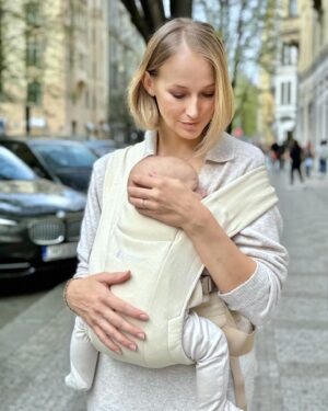Petra Vojtková Instagram - Nejlepší věc pod sluncem, kterou jsem s Nathánkem nepoužívala. Buď jsem ho tam dala pozdě anebo už si taky všechno matně pamatuju, ale narozdíl od něj v něm Vincent miluje spinkat. Je to velká úleva, člověk má volné ruce, takže toho spoustu zvládnu-vařit, uklízet, pomoct Natíkovi s obouváním bot, prostě cokoliv. Jo a jsem docela podobně objemná, tak si často vzpomenu, jaký to bylo mít těhu bříško🤍
Děkujeme @dagmara_janisova 🤍🤍🤍