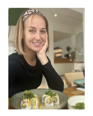Petra Vojtková Instagram - Zase žrádlo, já vím😂 Ale když já tak miluju koukat, jak někdo něco vaří nebo zrychleně, jak se něco chystá. Nedržím diety ani půsty…já prostě jím. A často jím za dva, že Romi😂😂😂

#milujudobrejidlo #sushi #delicious