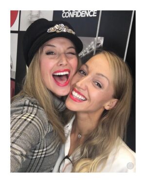 Petra Vojtková Instagram - Jestli někde hledat oporu a lásku, měla by to být rodina. A sourozenecké vztahy jsou podle mě obrovskou životní zkouškou. Člověk vyrůstá, často v jednom pokoji, viď ségra🤪 s druhým člověkem, který je úplně jiný než vy. Touží po všem na světě, jen ne mít pořád za zadkem mladší sestru…viď, ségra🤪
Je to největší ponorka na světě, ale i když to člověk v dětství, pubertě a dospívání nevidí, přes všechny ty hádky, bitky, viď ségra🤪 žalování, naschvály atd. budovaly jsme si vztah, na který jsem dneska hrdá. Díky Bohu, že jsme se nikde nepřizabily. Díky Bohu, že jsme se vždycky usmířily a stojíme jedna za druhou👯‍♀️
Dneska už nejsme jen sestry. Milůváme se✨💛✨
Brw.: Chtělo by to aktuální fotku 😉 
#sestrickavidlicka #sisters #destiny #tbt