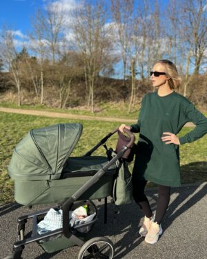 Petra Vojtková Instagram - Walking on sunshine…oooooh!!!!
Dnešní den byl nádherný☀️ Copak jste dělali vy? 
Už mám zase v kočárku tolik věcí, že než přesedlám na malou kabelku, budu tahat kufr😂

#sunshine