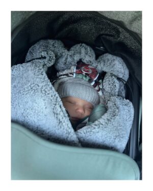 Petra Vojtková Instagram - Zachumlánek❄️
Miluju ty zimní outfity💚🤎🤍

#laskanebeska #mylove #myson #myeverything #vincent #winteroutfit