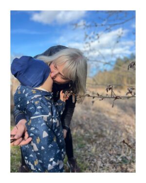 Petra Vojtková Instagram - Roman je nahorách, tak nám přijela babi. Popusinkovat, poobjímat, vyblbnout se, taky mi pomoct vařit, uklízet a tahle návštěva je prostě nejúžasnější, protože moje maminka pečuje i o mě…to je pořád:”Pila’s něco? Jedla’s? Dej si něco ať ti není zima. Uvařím nám čajíček? Dovezla jsem něco dobrého. Upečeme si koláč…a takhle bych mohla pokračovat až do večera, kdy mě stihla i přikrýt na dobrou noc🥰 Miluju tě maminko moje, jsi nejúžasnější maminka, babička a moc mi pomáháš. Děkuji✨💛✨

#maminka #neninicvic #mother #mojelasky