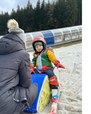 Petra Vojtková Instagram - Jsem nadšenááá, Nathánek letos opravdu lyžoval🎿
Bavilo ho to a to i díky super přístupu @skiresort.cz a instruktora Nicolase. Loni byl taky na lyžích, měl dva roky a bylo to brzo🤷‍♀️ Ale věřím, že to tam v té hlavě někde na letošek zůstalo.

Jo, musela jsem se smát, jméno Nicolas jsem moc chtěla pro kluky a nikdy to neklaplo. A jestli se chcete zasmát víc, jeho druhé jméno bylo Vincent. Byli s Náťou kámoši😉 No, to jsou mi náhody😂 Zima končí a my jsme se rozloučili se ctí. Báječně si ještě užíváme @apartmanysvatyvavrinec ale o tom zítra😉
Tak hezký nedělní večer🥰