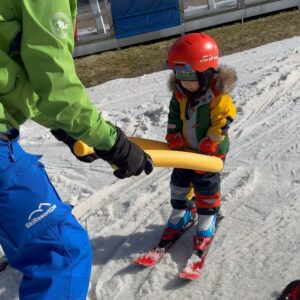 Petra Vojtková Instagram - Jsem nadšenááá, Nathánek letos opravdu lyžoval🎿
Bavilo ho to a to i díky super přístupu @skiresort.cz a instruktora Nicolase. Loni byl taky na lyžích, měl dva roky a bylo to brzo🤷‍♀️ Ale věřím, že to tam v té hlavě někde na letošek zůstalo.

Jo, musela jsem se smát, jméno Nicolas jsem moc chtěla pro kluky a nikdy to neklaplo. A jestli se chcete zasmát víc, jeho druhé jméno bylo Vincent. Byli s Náťou kámoši😉 No, to jsou mi náhody😂 Zima končí a my jsme se rozloučili se ctí. Báječně si ještě užíváme @apartmanysvatyvavrinec ale o tom zítra😉
Tak hezký nedělní večer🥰