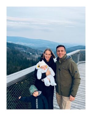 Petra Vojtková Instagram - Páteční romantika s třema chlapama…no, kdo to může říct🥰
#stastnazenska 

#stezkakorunamistromukrkonose #familytrip #myloves