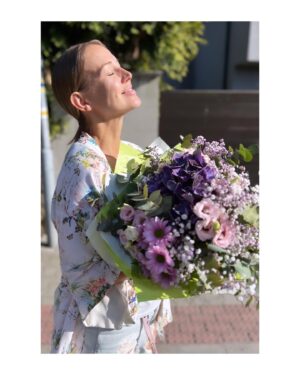 Petra Vojtková Instagram - V sobotu jsem hrála Jane v Tarzanovi a mí úžasní žáčci ze ZUŠky, které učím muzikál, se na mně byli podívat. 
Dnes na hodině mi dali překrásnou kytičku. Moc se jim to líbilo, tak mám óbr radost!!!
Děkujiiii💜💜💜

#flowers #thankfull