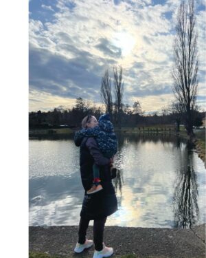 Petra Vojtková Instagram - Roman je nahorách, tak nám přijela babi. Popusinkovat, poobjímat, vyblbnout se, taky mi pomoct vařit, uklízet a tahle návštěva je prostě nejúžasnější, protože moje maminka pečuje i o mě…to je pořád:”Pila’s něco? Jedla’s? Dej si něco ať ti není zima. Uvařím nám čajíček? Dovezla jsem něco dobrého. Upečeme si koláč…a takhle bych mohla pokračovat až do večera, kdy mě stihla i přikrýt na dobrou noc🥰 Miluju tě maminko moje, jsi nejúžasnější maminka, babička a moc mi pomáháš. Děkuji✨💛✨

#maminka #neninicvic #mother #mojelasky