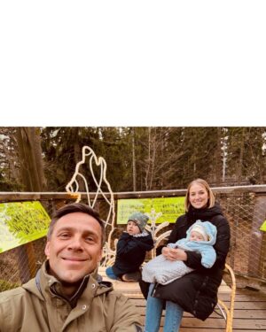 Petra Vojtková Instagram - Páteční romantika s třema chlapama…no, kdo to může říct🥰
#stastnazenska 

#stezkakorunamistromukrkonose #familytrip #myloves