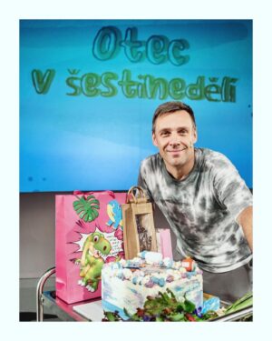 Petra Vojtková Instagram - Jestli je něco vrchol divadelní kariéry, je to podle mě mít vlastní One Man Show😎 Málokdo by dokázal sám hrát na jevišti. Málokdo by sám utáhl dvouhodinové představení🤷‍♀️ O kom nepochybuji, že je to přesně jeho parketa, je můj milovaný muž😍❤️😍 Moc mě mrzí, že jsem nemohla být součástí zrovna tohoto životního úspěchu. Ve čt měl Roman premiéru své #onemanshow komedie Otec v šestinedělí. Fandili jsme ti s klukama z domu🤜👩‍👦‍👦🤜 Slyším na tebe ze všech stran jen samou chválu 🤩 Jsem na tebe neskutečně pyšná🤍 Věřím, že bude víc jak 💯 repríz a že se brzy přijdu podívat a podpořit tě. Je to dost naše téma, co? 😂
Taky mě zajímá, jak tohle mohlo napsat 5 chlapů a která z vašich manželek se tam vlastně poznáme a ve které scéně😂 Moooc se těším! 
Lásko, obrovská gratulace❗️❗️❗️
Přeji ti plný sál✨spoustu energie✨standing ovation✨a ať tě to hlavně pořád baví🥳🤩🥳 Jsem na tebe hrdá a miluju tě✨💛✨
.

Ještě bych chtěla poděkovat @cukrarinka_ za nádherný a lahodný dort🙏
@mildamatousek a @natalia_bezdekova za pomoc s překvapením na dálku😂🤩😉 Jste nej🥰

#openingnight #comedy #gift #cake #onemanshow #