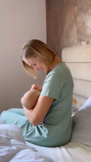 Petra Vojtková Instagram - Naše každodenní mimi flákačka🥰 Vincent má skoro pořád overálky, je to nejpohodlnější a nejjednodušší a já jsem věčně v košilce, přesněji kojící košilce. Díky videím si budeme naše společné chvíle pamatovat oba. Jsem moc ráda, že uvidíš maminčinu něžnou a milující náruč🤍
Laskavý přístup má i česká firma @moniel_cz_sk se kterou jsem navázala spolupráci, ale vy ji už určitě znáte i beze mě, což mé drahé insta kojící maminky? 
Materiál je příjemný, oba se cítíme pohodlně a tak to má být😉

#moniel #spolu #ourtime