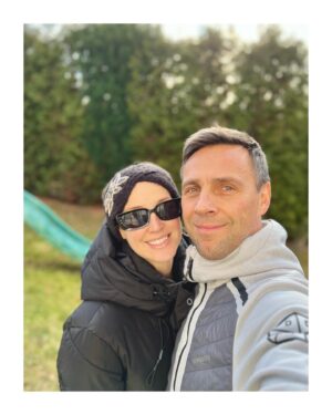 Petra Vojtková Instagram - Představte si, zavřeli nám hřiště. Jediné hřiště u nás na vsi🙏 Pořád jsem brblala, že Roman nezazimoval trampolínu 😤 a teď…jsem ráda🙄🤪🥹…kurňa😂 Sice to odnesla síť kolem-dokoupíme-ale užili jsme si to spolu. Už se fákt těším na jaro a sluníčko☀️

#nazahrade #family #miluju