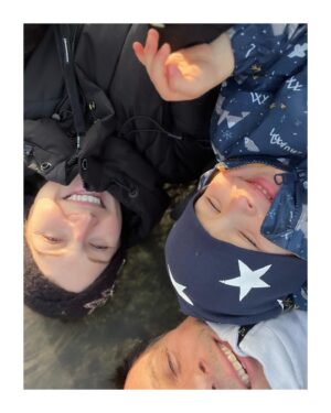 Petra Vojtková Instagram - Představte si, zavřeli nám hřiště. Jediné hřiště u nás na vsi🙏 Pořád jsem brblala, že Roman nezazimoval trampolínu 😤 a teď…jsem ráda🙄🤪🥹…kurňa😂 Sice to odnesla síť kolem-dokoupíme-ale užili jsme si to spolu. Už se fákt těším na jaro a sluníčko☀️

#nazahrade #family #miluju