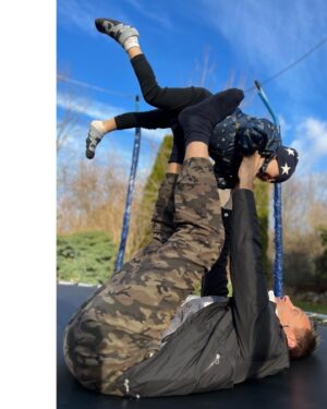 Petra Vojtková Instagram - Představte si, zavřeli nám hřiště. Jediné hřiště u nás na vsi🙏 Pořád jsem brblala, že Roman nezazimoval trampolínu 😤 a teď…jsem ráda🙄🤪🥹…kurňa😂 Sice to odnesla síť kolem-dokoupíme-ale užili jsme si to spolu. Už se fákt těším na jaro a sluníčko☀️

#nazahrade #family #miluju