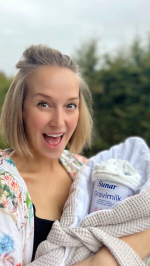 Petra Vojtková Instagram - Spánek - nj, sen každé novopečené maminky😂 Jsem bez něj trochu mimoň🙃Vyčerpaná🫣 Všechno mi každý musí říkat třikrát☺️ Kruhy pod očima😎 a přes den mikrospánky, když v dětském pokoji stavím vláček 😅 Tělo nemá dostatek energie a živin. Co vy, jak to dáváte? 
Já mám teda pár pomocníků, kteří mi pomáhají: 
Moje děti a jejich úsměv👩‍👦‍👦 
Polibek na šíji od manžela💋 
A cukr😂❌🤷‍♀️ Ale☝️
Aby ho nebylo moc, dopřávám si lahodný Gravimilk bez cukru a sladidel @sunar_cz. Ujíždím na čokoládové variantě a vlastně tělu ještě dodávám omega 3-mastné kyseliny, kyselinu listovou, hořčík a železo. Pochoutka, u které nezhřeším😋🤜😎

#sunarcz #sunargravimilk