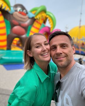 Petra Vojtková Instagram - Nahoru…dolů…Nj, někdy jsou dny jak na kolotoči, znáte to. Ale ten pocit uvnitř je bájo🤩
#magicmoments #relationship #love