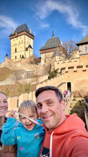 Petra Vojtková Instagram - Asi do věží😂
Náťa chtěl výlet vláčkem…”Ale beze všeho.”

#karlstejn #familytrip #myctyri