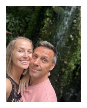 Petra Vojtková Instagram - Strašně ráda bych napsala, že jsme na druhé straně zeměkoule někde v jungli, Vincent tak vypadá nejvíc😂Ale stačilo jen zajet za krásným zážitkem s motýlky do @botanicka_zahrada_praha 
A na skok do jungle jedu zítra na Tarzana😉

#skorodovca #butterfly #familytrip #botanickazahrada