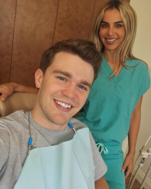 Peyton Clark Instagram - 🌟 GIVEAWAY ⭐️
Win a free teeth whitening @lechicdentist!
To enter:
Follow them & comment on my picture! 😁