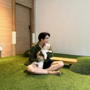 Phanuroj Chalermkijporntavee Instagram - พามาวิ่ง = เปลี่ยนที่นอน🐶🤨