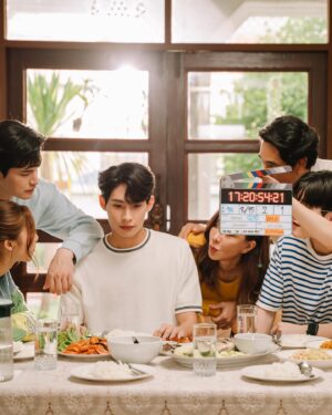 Pharinyakorn Khansawa Instagram - 🎬พี่เจตคนกลางจบแล้ว🙆🏻‍♂️🤍
ขอบคุณพี่ออฟ @aoftionz พี่ชีวิน @thanamin_v  ที่ให้โอกาสและตั้งใจทำงานกันมั้กๆคอยแนะนำสิ่งดีๆช่วยเหลือกันมาโดยตลอด 

🐢ขอบคุณ @krptt_ ติวเตอร์ที่เป็น พาร์ทเนอร์ที่ดีมากๆตั้งแต่เข้าDMDจนถึงทุกวันนี้และในอนาคตน้างั้บ

🎭 ขอบคุณทีมนักแสดงทุกคนในซีรี่ย์พี่เจตคนกลางด้วยน้าครับน่ารักและสนุกมากๆครับ

🎬 ขอบคุณผู้ที่เกี่ยวข้องกับซีรี่ย์พี่เจตคนกลางทุกคนนะครับที่ตั้งใจและใส่ใจมั้กครับ (ทั้งเบื้องหน้าเบื้องหลัง)
🙏🏻🙇🏻‍♂️ @middlemansloveseries 

(กำลังใจ) 🤍👽 ขอบคุณผู้ชมทุกท่านและแฟนคลับทุกคนที่ซัพพอร์ตตั้งแต่ยังไม่เริ่มโปรเจ็คจนจบโปรเจ็คมากๆนะค้าบ🥹

#พี่เจตคนกลางFinalEP