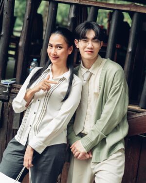 Pharinyakorn Khansawa Instagram - 🎬พี่เจตคนกลางจบแล้ว🙆🏻‍♂️🤍
ขอบคุณพี่ออฟ @aoftionz พี่ชีวิน @thanamin_v  ที่ให้โอกาสและตั้งใจทำงานกันมั้กๆคอยแนะนำสิ่งดีๆช่วยเหลือกันมาโดยตลอด 

🐢ขอบคุณ @krptt_ ติวเตอร์ที่เป็น พาร์ทเนอร์ที่ดีมากๆตั้งแต่เข้าDMDจนถึงทุกวันนี้และในอนาคตน้างั้บ

🎭 ขอบคุณทีมนักแสดงทุกคนในซีรี่ย์พี่เจตคนกลางด้วยน้าครับน่ารักและสนุกมากๆครับ

🎬 ขอบคุณผู้ที่เกี่ยวข้องกับซีรี่ย์พี่เจตคนกลางทุกคนนะครับที่ตั้งใจและใส่ใจมั้กครับ (ทั้งเบื้องหน้าเบื้องหลัง)
🙏🏻🙇🏻‍♂️ @middlemansloveseries 

(กำลังใจ) 🤍👽 ขอบคุณผู้ชมทุกท่านและแฟนคลับทุกคนที่ซัพพอร์ตตั้งแต่ยังไม่เริ่มโปรเจ็คจนจบโปรเจ็คมากๆนะค้าบ🥹

#พี่เจตคนกลางFinalEP