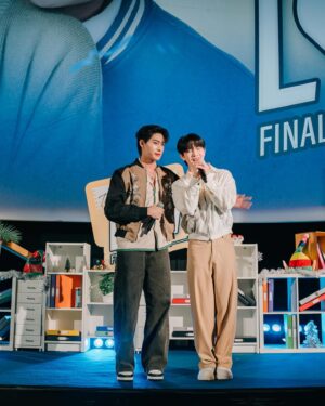 Pharinyakorn Khansawa Instagram - 🎬พี่เจตคนกลางจบแล้ว🙆🏻‍♂️🤍
ขอบคุณพี่ออฟ @aoftionz พี่ชีวิน @thanamin_v  ที่ให้โอกาสและตั้งใจทำงานกันมั้กๆคอยแนะนำสิ่งดีๆช่วยเหลือกันมาโดยตลอด 

🐢ขอบคุณ @krptt_ ติวเตอร์ที่เป็น พาร์ทเนอร์ที่ดีมากๆตั้งแต่เข้าDMDจนถึงทุกวันนี้และในอนาคตน้างั้บ

🎭 ขอบคุณทีมนักแสดงทุกคนในซีรี่ย์พี่เจตคนกลางด้วยน้าครับน่ารักและสนุกมากๆครับ

🎬 ขอบคุณผู้ที่เกี่ยวข้องกับซีรี่ย์พี่เจตคนกลางทุกคนนะครับที่ตั้งใจและใส่ใจมั้กครับ (ทั้งเบื้องหน้าเบื้องหลัง)
🙏🏻🙇🏻‍♂️ @middlemansloveseries 

(กำลังใจ) 🤍👽 ขอบคุณผู้ชมทุกท่านและแฟนคลับทุกคนที่ซัพพอร์ตตั้งแต่ยังไม่เริ่มโปรเจ็คจนจบโปรเจ็คมากๆนะค้าบ🥹

#พี่เจตคนกลางFinalEP