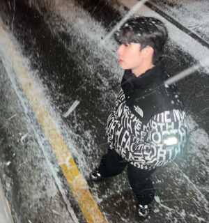 Pharinyakorn Khansawa Instagram - Come out and play👽🧤❄️

#myalienz #mynameis_yim