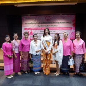 Pheeraya Phuangsombut Instagram - วันสตรีสากล การประชุมสมัชชาสตรี และการประชุมสมัชชาครอบครัว จังหวัดจังหวัดเพชรบุรี ประจำปี 2567 
วันนี้หมิวพีมาในฐานะตัวแทนคนรุ่นใหม่ร่วมเสวนาในเรื่องความเท่าเทียม การอยู่ร่วมกันในสังคม การทำความเข้าใจในความแตกต่างทางเพศ และการแก้ปัญหา ระดับครอบครัว ชุมชน และสังคม เป็นเกียรติมากๆที่ได้รับเชิญมาในวันนี้นะคะ ♥️
Dress : ผ้าลายวัวลาน จ.เพชรบุรี ออกแบบโดย @whitehousethailand @lengleader 
.
#มิสแกรนด์เพชรบุรี2024
#หมิวพีมิสแกรนด์เพชรบุรี2024 
#มิสแกรนด์ไทยแลนด์ 
#Missgrandthailand