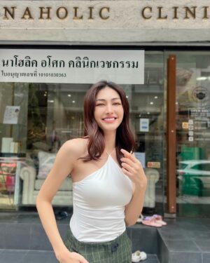 Pheeraya Phuangsombut Instagram - มา Laser พร้อมเที่ยวทะเลค้าบ 🩷🤍 @naholic.clinic 
#naholicclinic 
#bikiniline