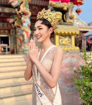 Pheeraya Phuangsombut Instagram - ขบวนแห่องค์สมมติเจ้าแม่กวนอิม งานเจ้าแม่ทิบทิม เจ้าพ่อเจ้าแม่ตาคลี ประจำปี 2567 เช้านี้ค่ะ 
.
Dress : @whitehousethailand @lengleader 
MUA : @google_makeup 
Hair : @nai_fong_beer 
.
@missgrand_phetchaburi