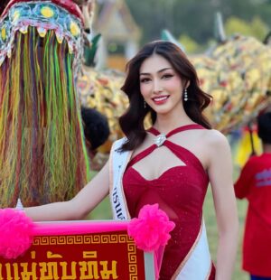 Pheeraya Phuangsombut Instagram - ขบวนแห่องค์สมมติเจ้าแม่กวนอิม งานเจ้าแม่ทับ ตาคลี 🩷
.
Dress : @slay.rentalbkk 
📸 : @jjune_apsr