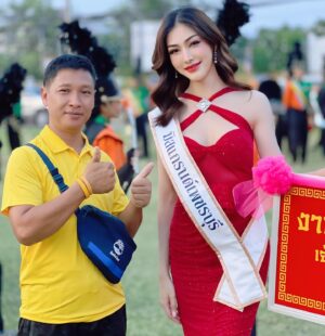 Pheeraya Phuangsombut Instagram - ขบวนแห่องค์สมมติเจ้าแม่กวนอิม งานเจ้าแม่ทับ ตาคลี 🩷
.
Dress : @slay.rentalbkk 
📸 : @jjune_apsr