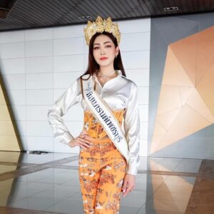 Pheeraya Phuangsombut Instagram - วันสตรีสากล การประชุมสมัชชาสตรี และการประชุมสมัชชาครอบครัว จังหวัดจังหวัดเพชรบุรี ประจำปี 2567 
วันนี้หมิวพีมาในฐานะตัวแทนคนรุ่นใหม่ร่วมเสวนาในเรื่องความเท่าเทียม การอยู่ร่วมกันในสังคม การทำความเข้าใจในความแตกต่างทางเพศ และการแก้ปัญหา ระดับครอบครัว ชุมชน และสังคม เป็นเกียรติมากๆที่ได้รับเชิญมาในวันนี้นะคะ ♥️
Dress : ผ้าลายวัวลาน จ.เพชรบุรี ออกแบบโดย @whitehousethailand @lengleader 
.
#มิสแกรนด์เพชรบุรี2024
#หมิวพีมิสแกรนด์เพชรบุรี2024 
#มิสแกรนด์ไทยแลนด์ 
#Missgrandthailand