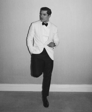 Phil Dunster Instagram - Pre-amble before Critics Choice shot by @ramonchristian.photo 

@brunellocucinelli_brand x @omega x @davidyurman 

@warrenalfiebaker and @paige__davenport